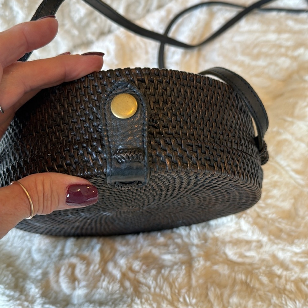 Street level Crossbody - Picture 2 of 4